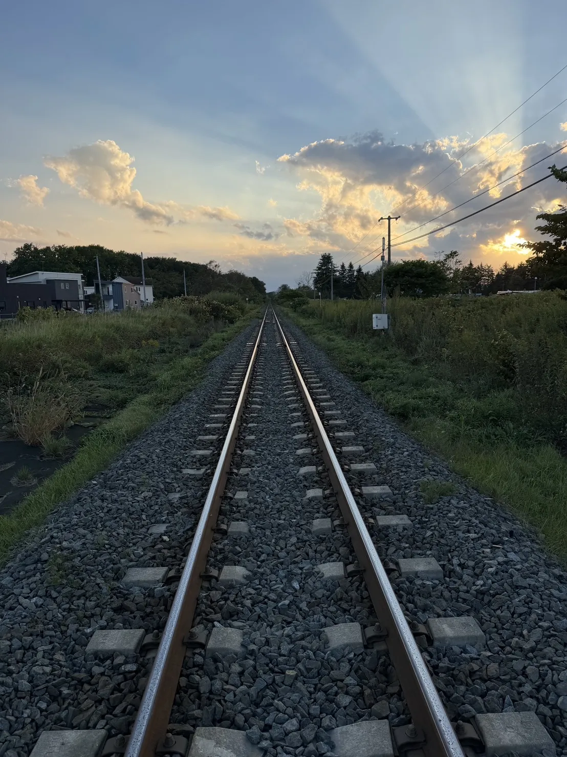 まっすぐのびる線路と夕焼け雲